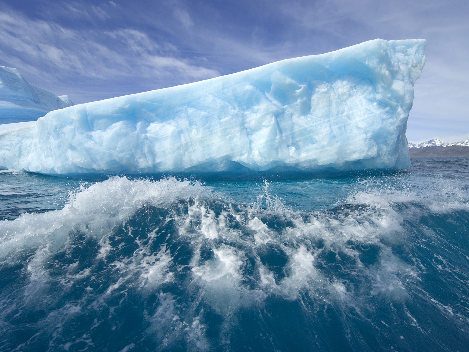 Южный океан природа. Ледовитый океан шторм. Северный Ледовитый океан шторм. Айсберги в Атлантическом океане. Ледовитый океан Айсберг.