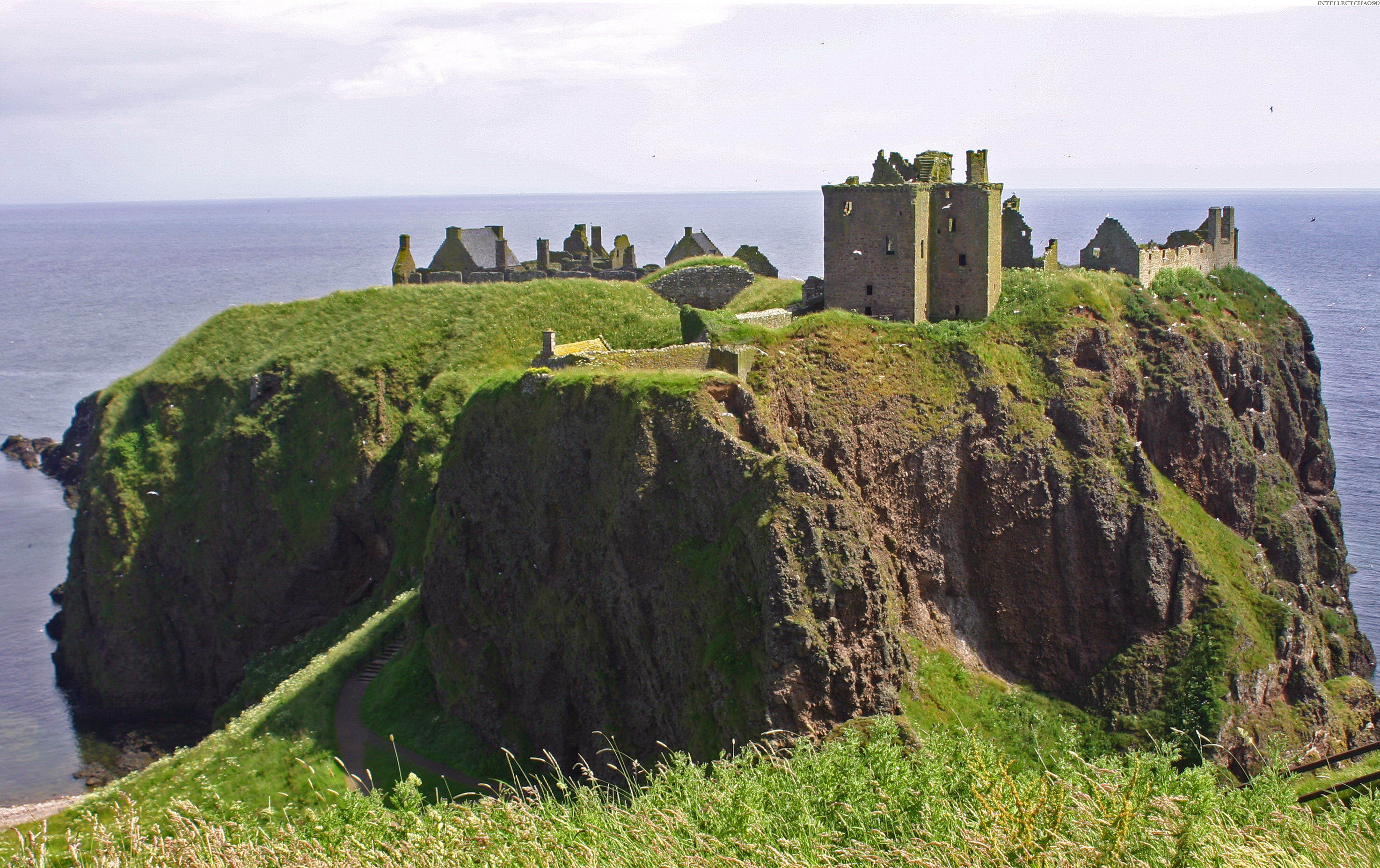 Неприступная крепость это. Данноттар Шотландия. Замок Данноттар. Замок Данноттар обои. Самые неприступные замки.
