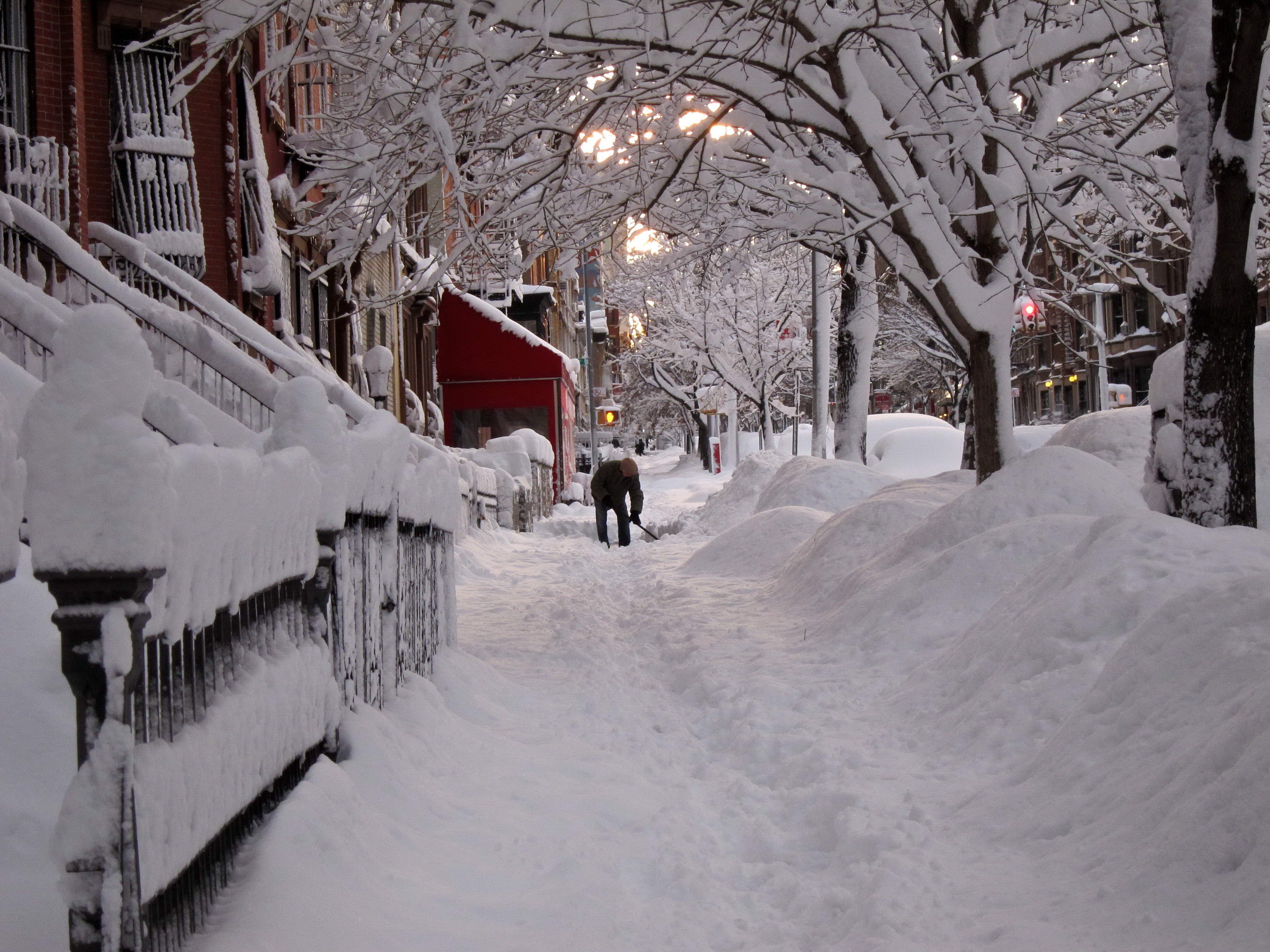 Снежков город. Зима в городе. Зимняя улица. Заснеженные улицы города.