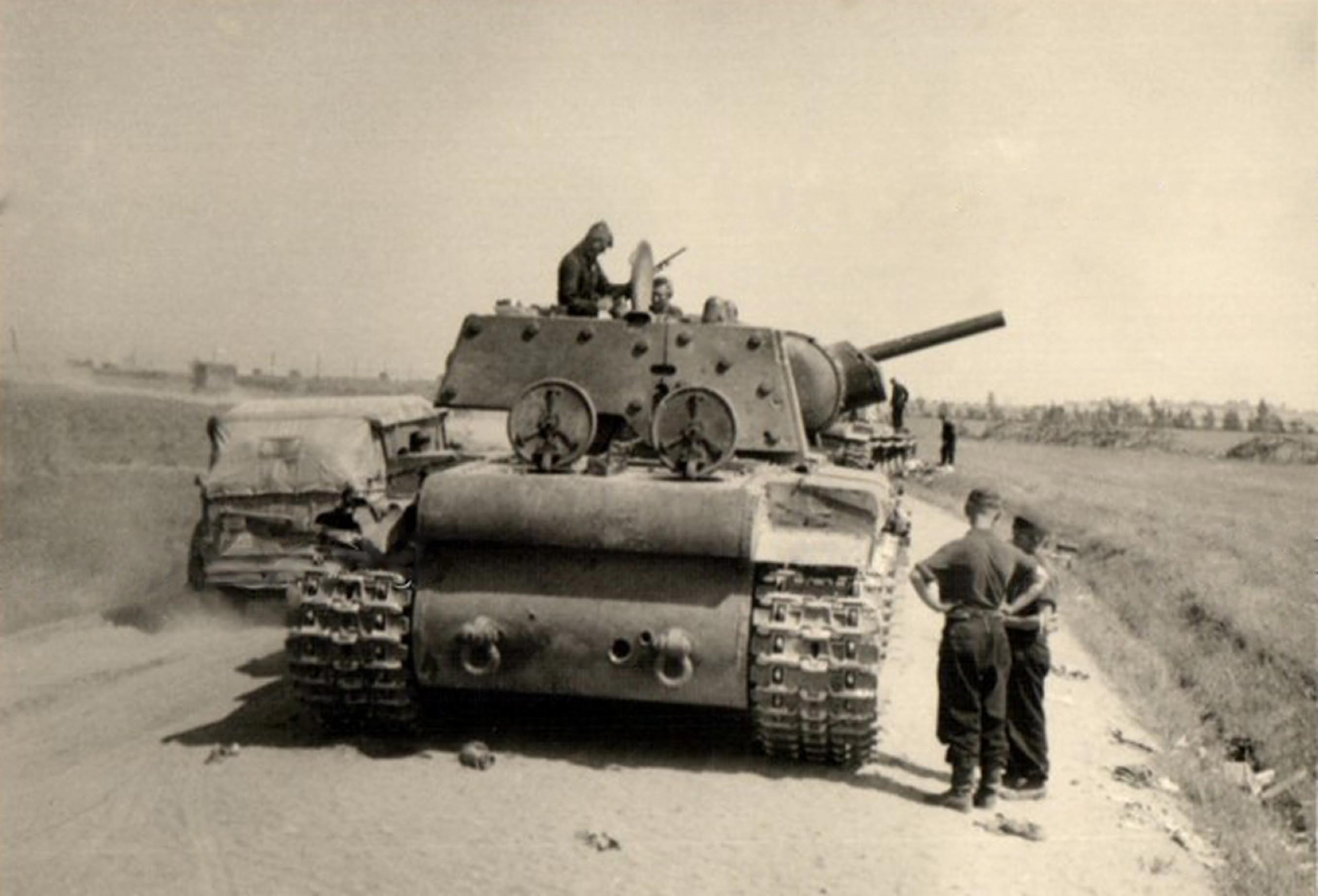 Захватили немецкий танк. Танк кв-1 ВОВ. Кв 1 во второй мировой войне. Кв-2 танк ВОВ. Танк кв-1 1945.
